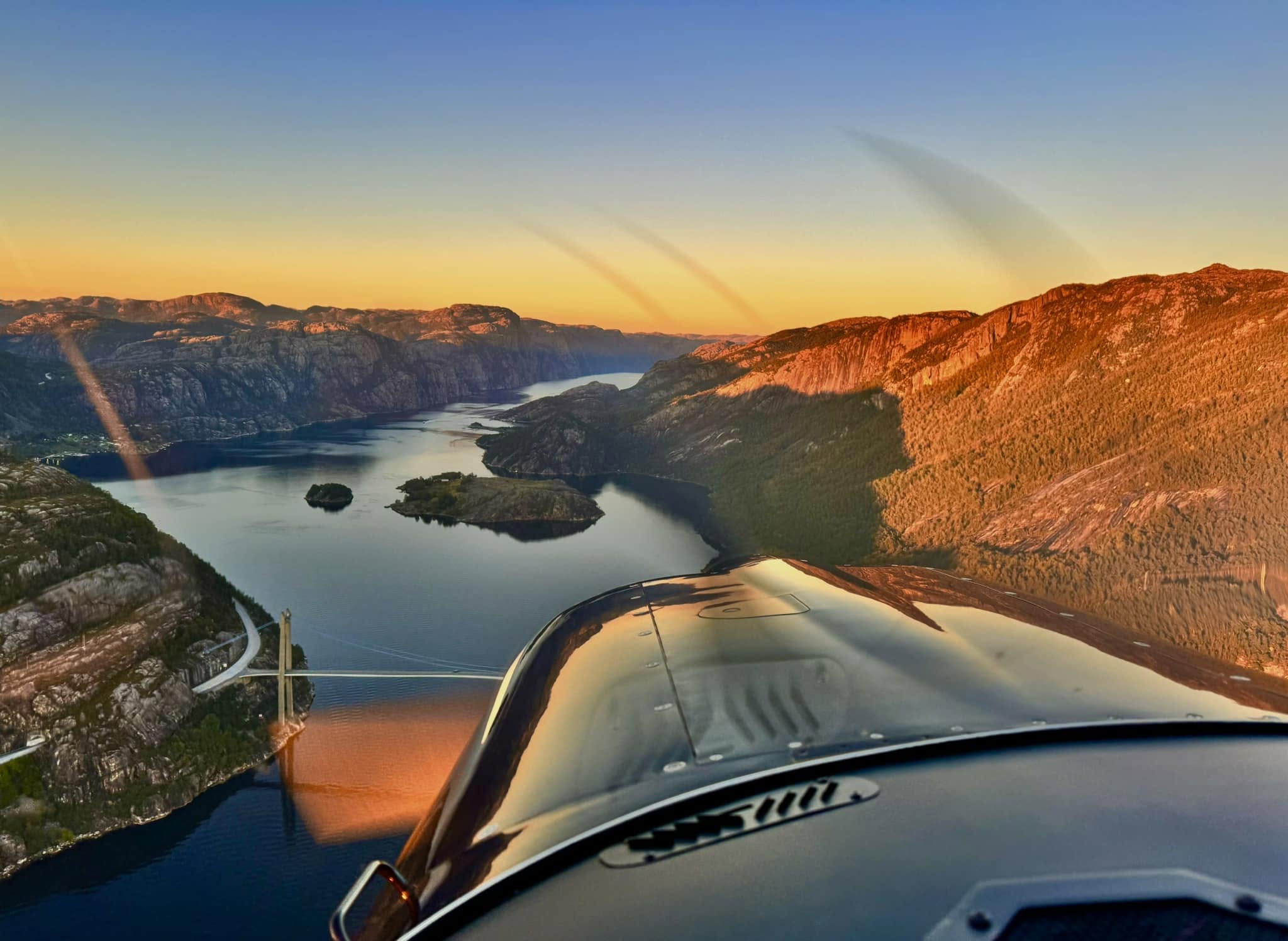 Flytur over Lysefjorden i solnedgang, sett fra cockpit