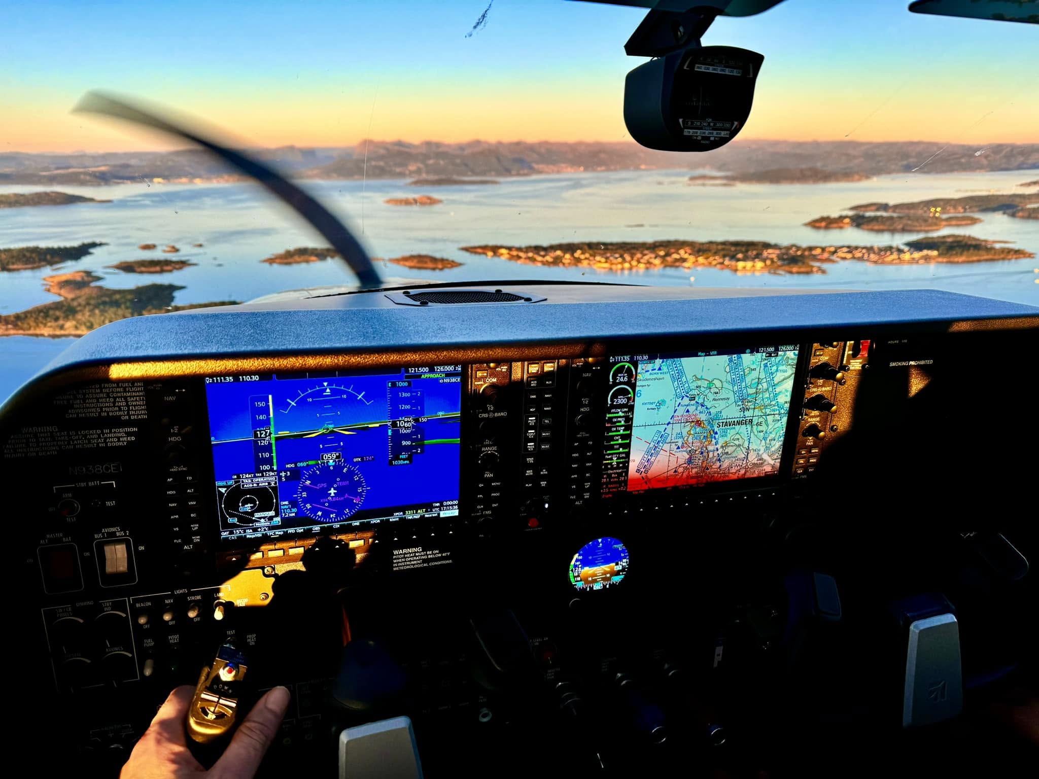 Flytur over Stavanger-øyene i solnedgang